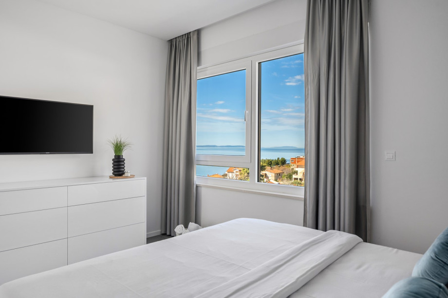 Bedroom NO1 with a king-size bed 180cm ×200cm, A/C, TV