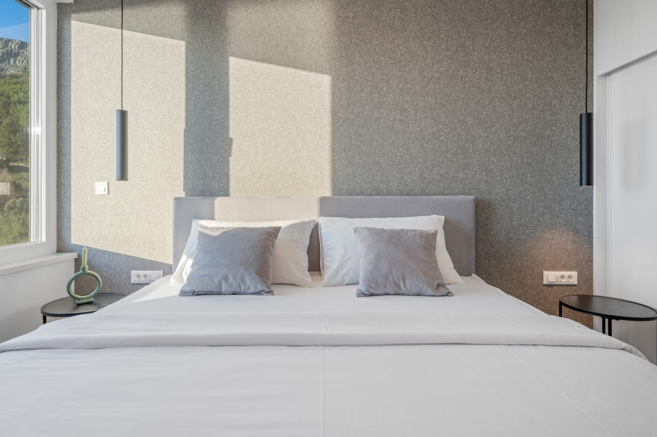 Bedroom NO4 with a king-size bed 180cm ×200cm, A/C, TV, en-suite bathroom with a shower