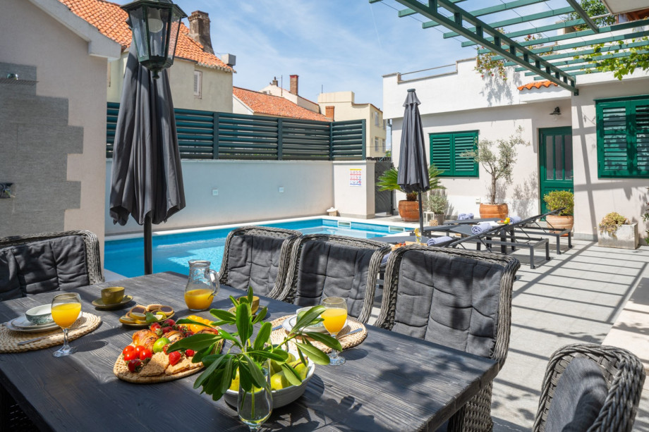 Plenty of natural shade and sun umbrellas