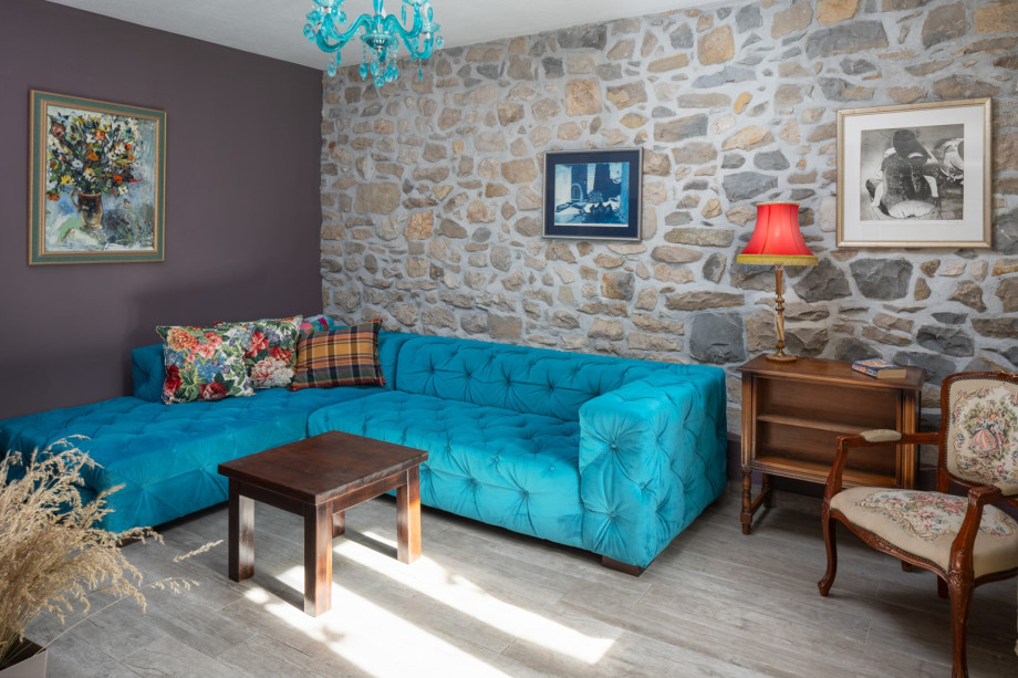 Living room (16,5sqm) with a cozy sofa, a flat screen TV