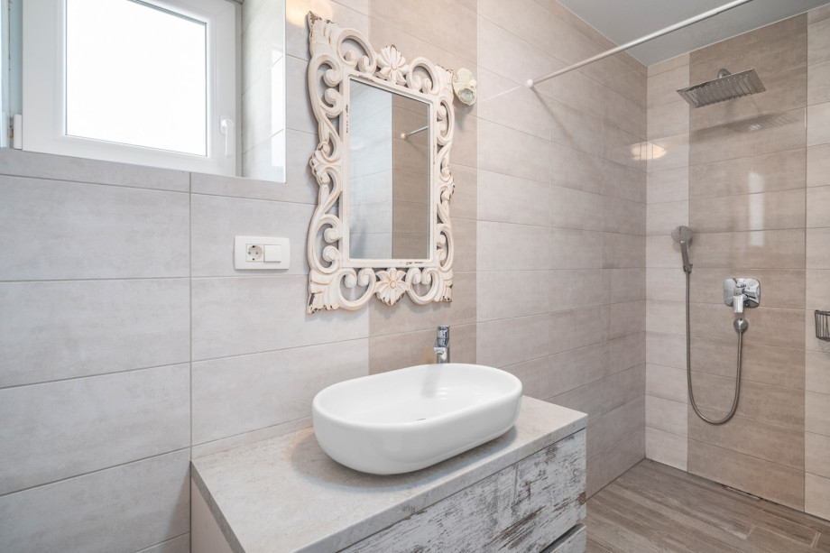 En-suite bathroom with shower, towels are provided