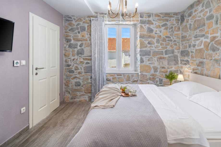 Bedroom NO2 with double bed 160cm x 200cm, air conditioning, TV