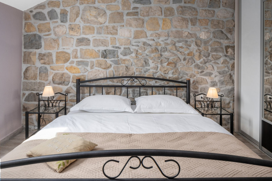 Bedroom NO3 (12sqm) with a king size bed 180cm x 200cm, air conditioning, TV