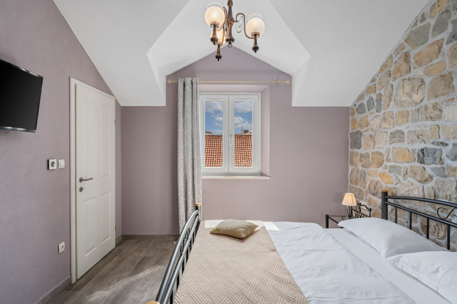 Bedroom NO3 (12sqm) with a king size bed 180cm x 200cm, air conditioning, TV