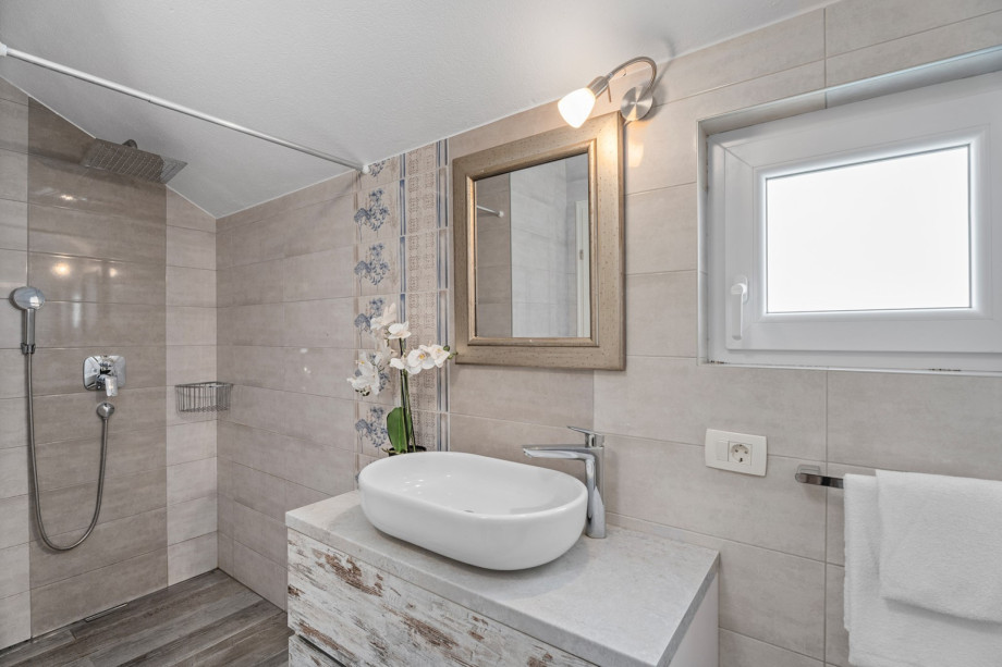 En-suite bathroom with shower, towels are provided