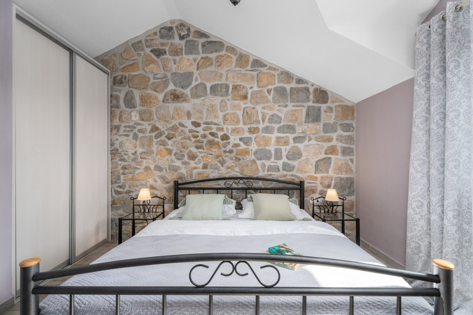 Bedroom NO4 (12sqm) with a king size bed 180cm x 200cm, air conditioning, TV