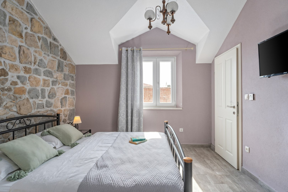 Bedroom NO4 (12sqm) with a king size bed 180cm x 200cm, air conditioning, TV