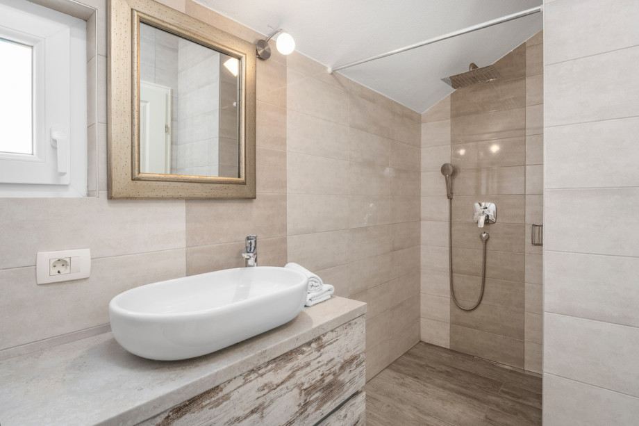 En-suite bathroom with shower, towels are provided