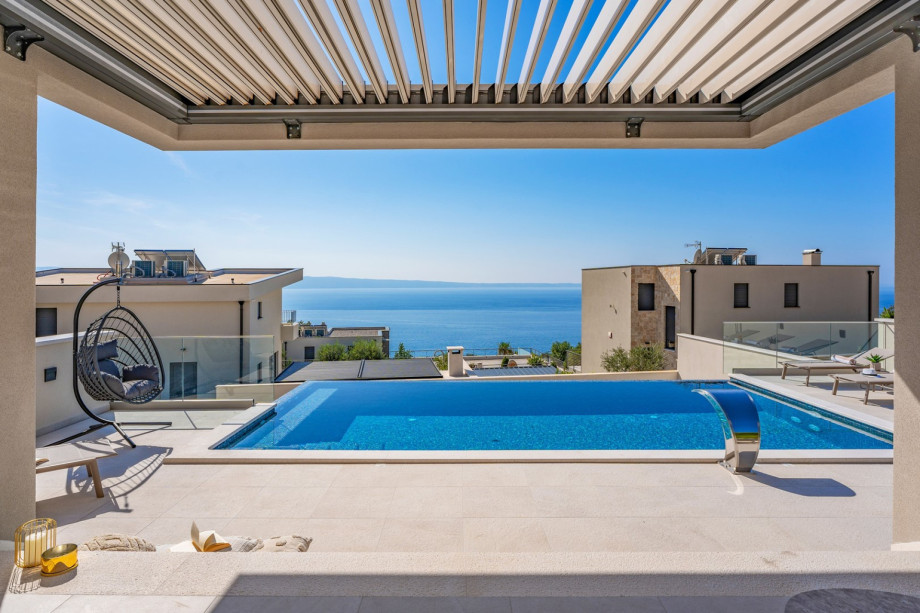 Infinity swimming pool with hydromassage and fully automated salt electrolysis system