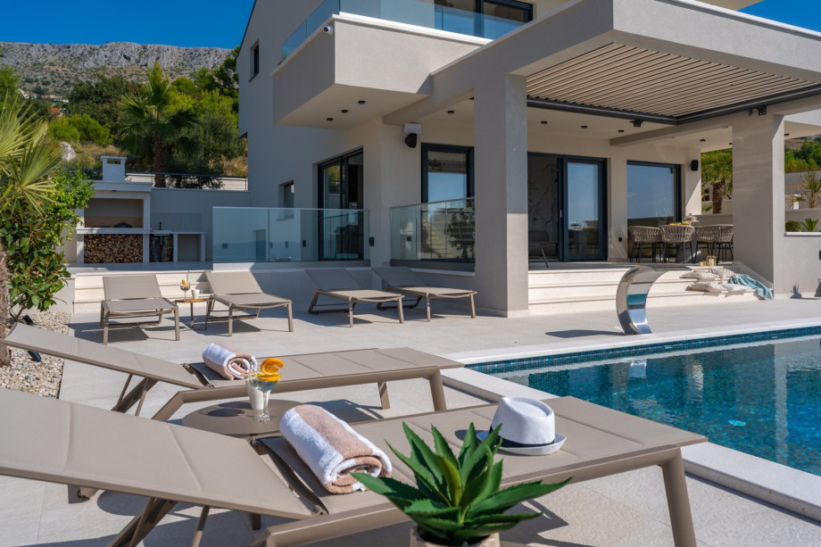 This beautiful property sets a chick tone with contemporary architecture