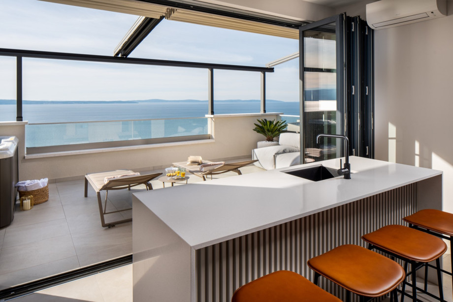 Kitchen island with 4 bar stools and air-conditioning
