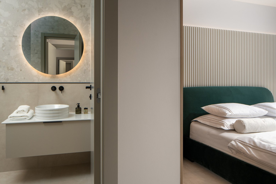 Bedroom No1 with A/C, en suite-bathroom, balcony with sea views