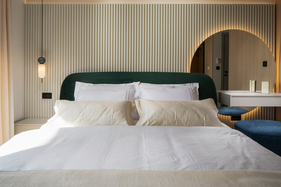 Bedroom No2 with A/C, en suite-bathroom, balcony with sea views