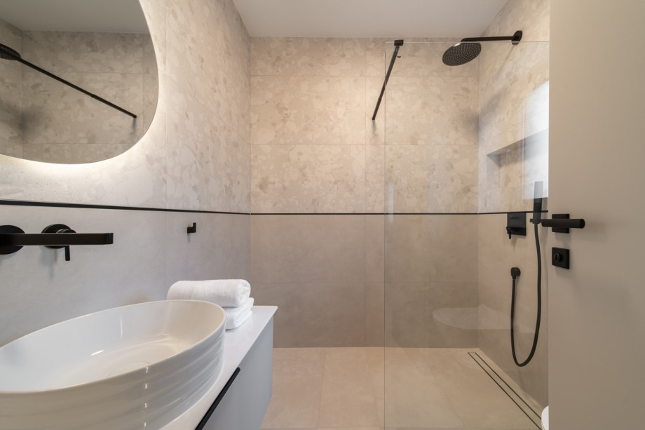 En-suite bathroom with a shower