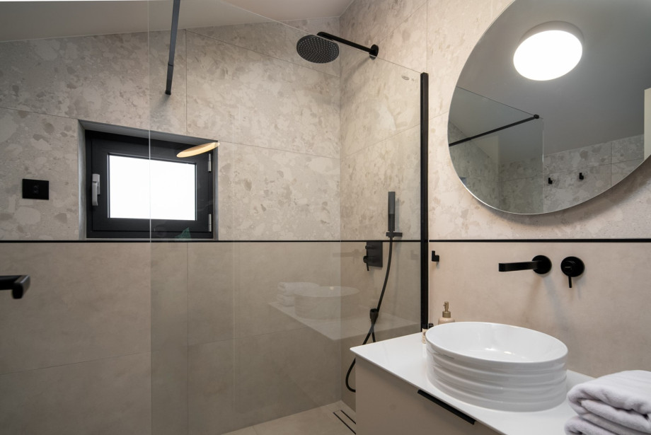 En-suite bathroom with a shower