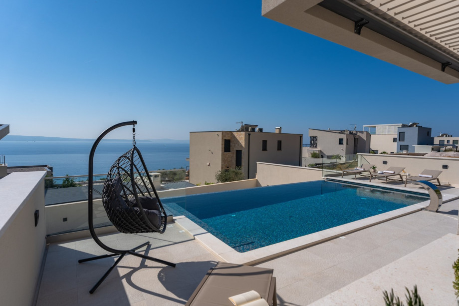 Infinity swimming pool with hydromassage