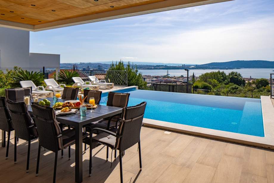 4-bedroom villa with private swimming pool located only 10km from town Split