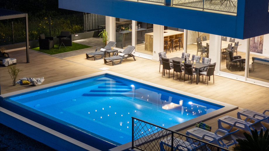 Organization of the lights in the outdoor area gives a great holiday mood