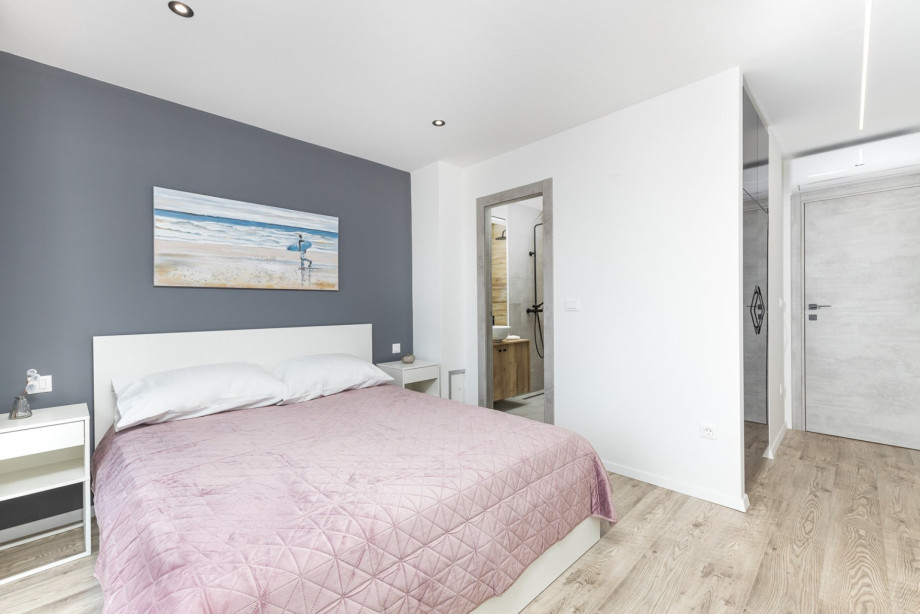 Bedroom No1 with queen-size bed, TV, A/C, and en-suite bathroom with a shower