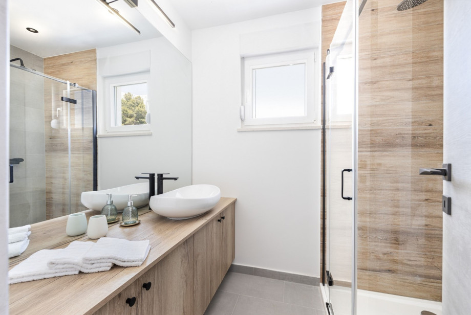 En-suite bathroom with a toilet and a walk-in shower