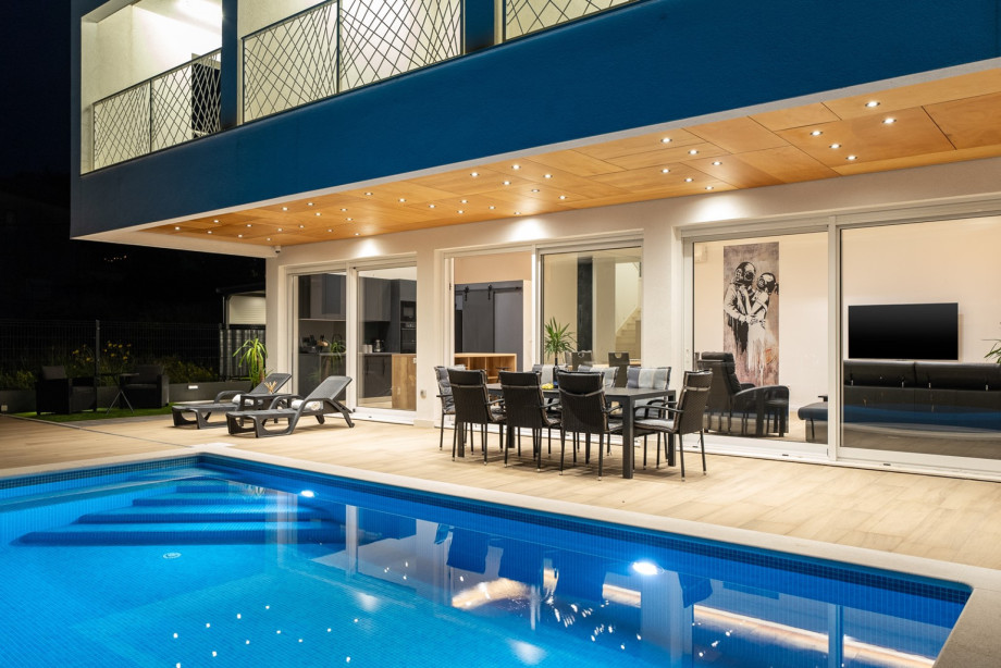 Covered outdoor dining area for 8 people