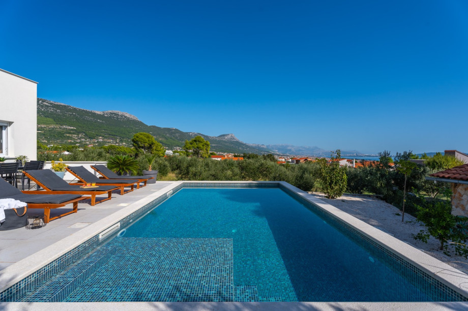 Pool area with 6 sun deck chairs