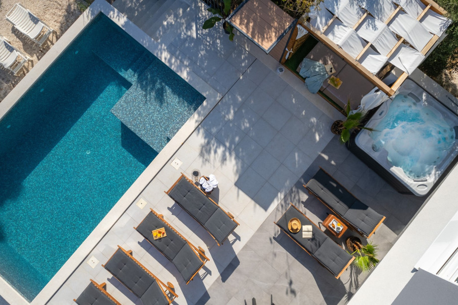 Private 8m x 5m swimming pool and a jacuzzi (Hot-Tub) next to it