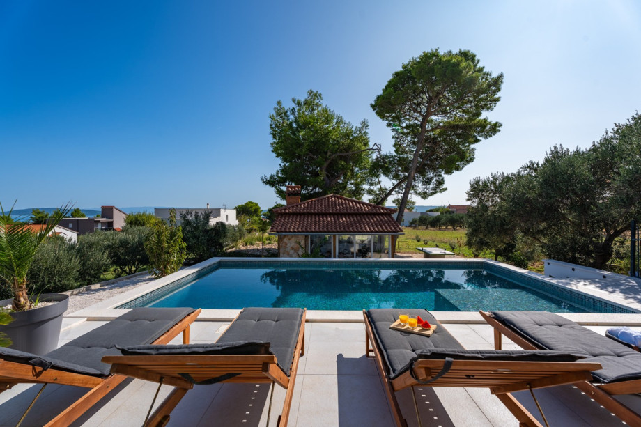 Sun-deck area with 6 lounge chairs