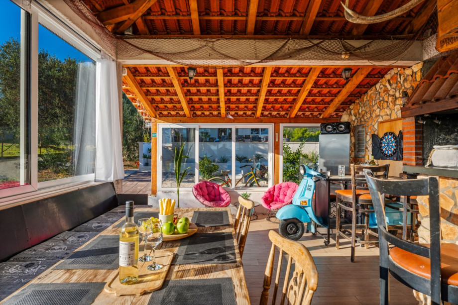 Fully equipped kitchen with a lounge corner, darts for some fun, a bar, a dining table and a toilet