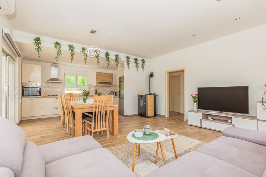 Living area with sofa and flat screen TV, Air-condition, free WiFi