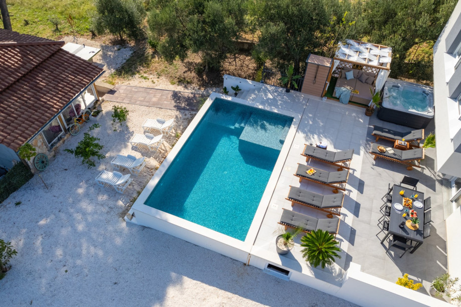 Sun deck area and additional sun deck area with natural shade and 4 deck chairs