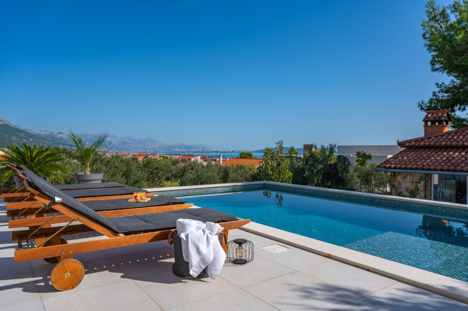Sun-deck area with 6 lounge chairs