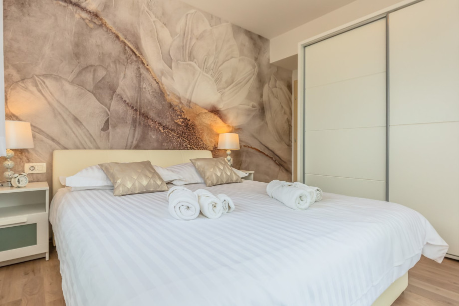 Bedroom NO2 with queen size bed, A/C, balcony