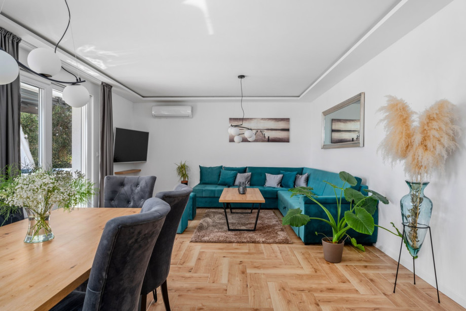 The ground floor offers a fully air conditioned living area with a fully equipped kitchen and dining area