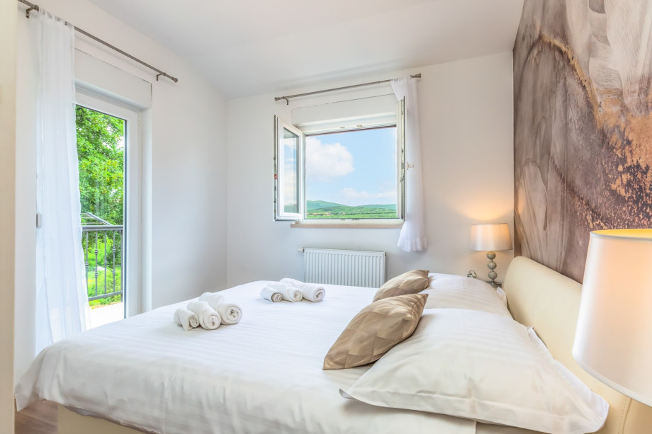 Bedroom NO2 with queen size bed, A/C, balcony
