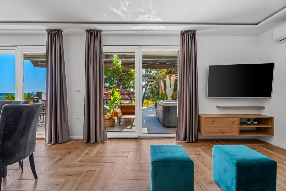 Living room with TV, A/C, free WiFi, PS4