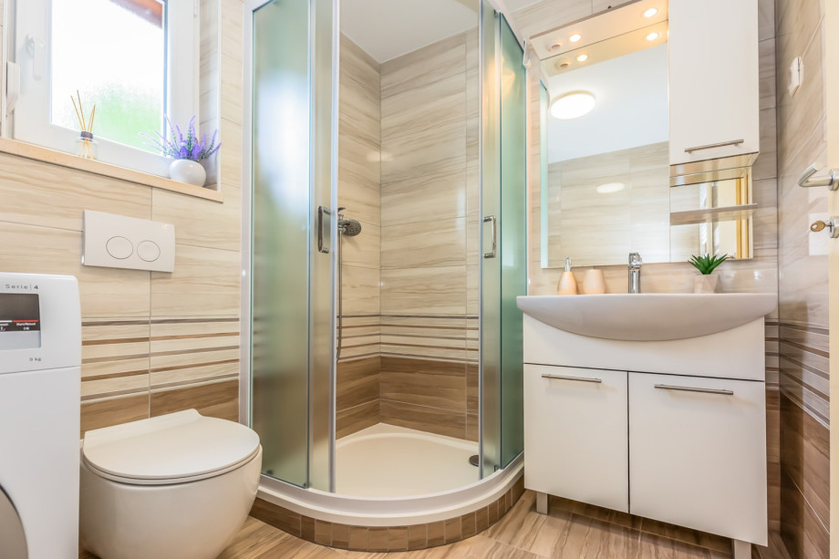 Family bathroom with washing machine (5sqm)