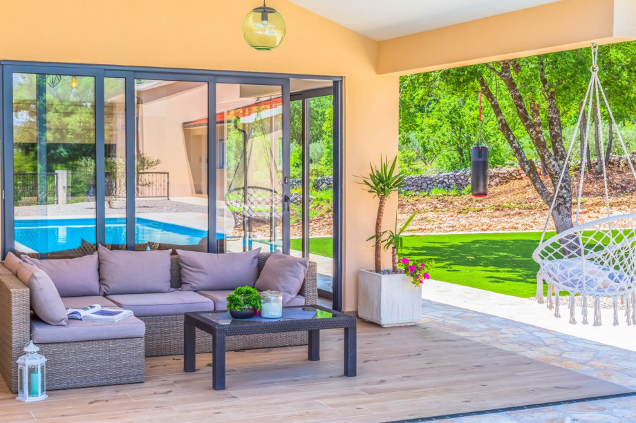 Covered lounge corner in front of the Summer kitchen