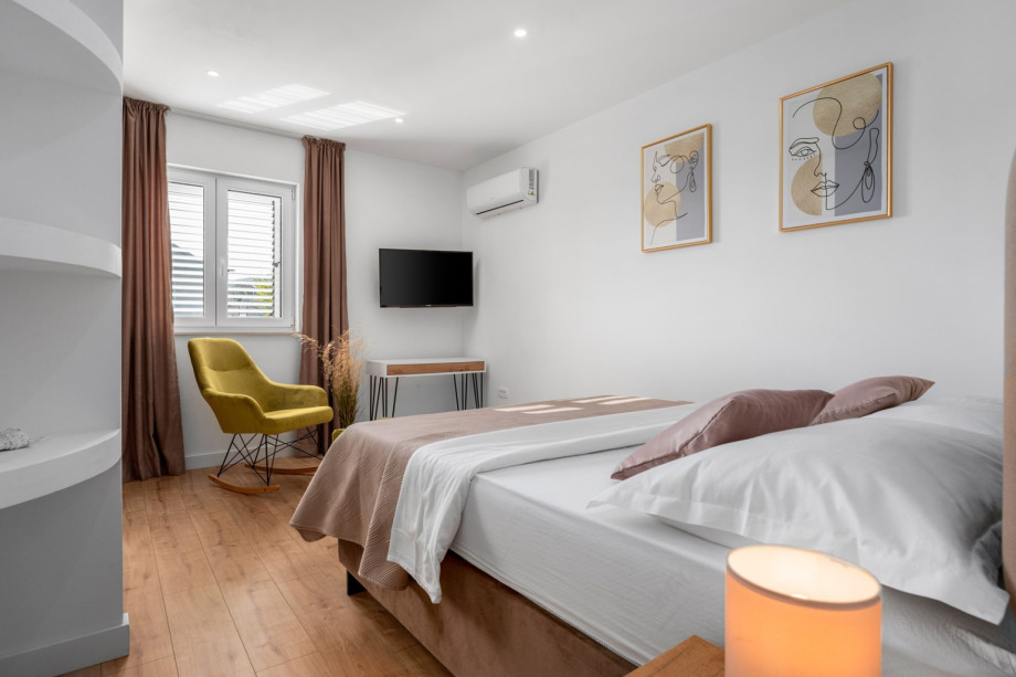 Bedroom No3 (13sqm) with queen size bed 160x200cm, TV,A/C