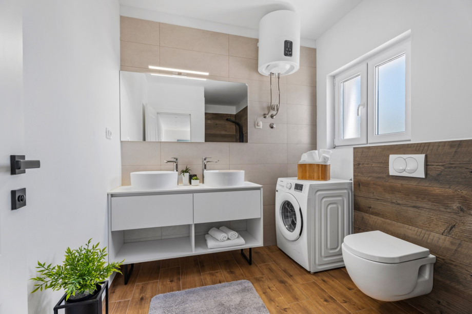 Family bathroom with a shower and a washing machine