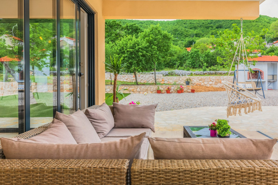 Covered lounge corner in front of the Summer kitchen