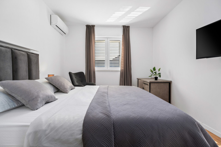 Bedroom No4 (13sqm) with queen size bed 160x200cm, TV, A/C