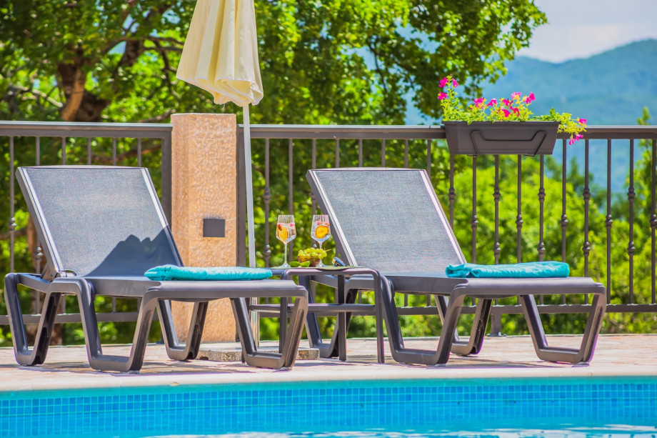 Private swimming pool with a fully automated salt electrolysis system and with hydro-massage