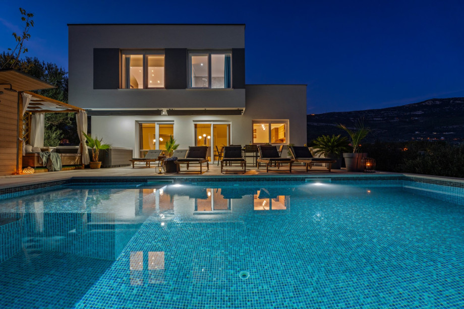 Organization of the lights in the outdoor area, gives a great holiday mood