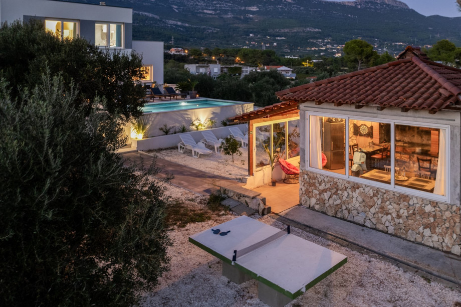 Outdoor tennis table