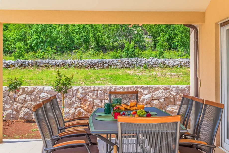 Covered outdoor dining area for 8 people