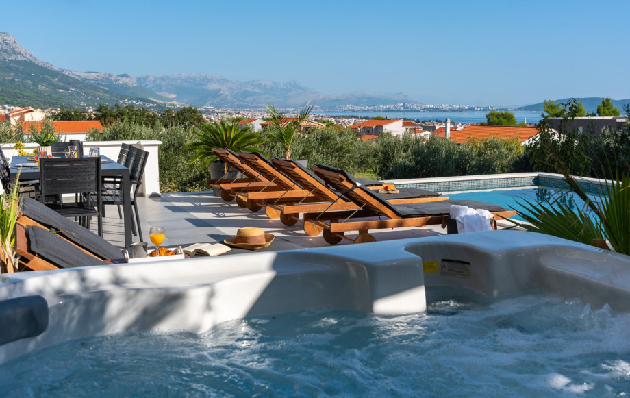 Exclusively for you a private 40 sqm swimming pool and a jacuzzi (Hot-Tub) next to it