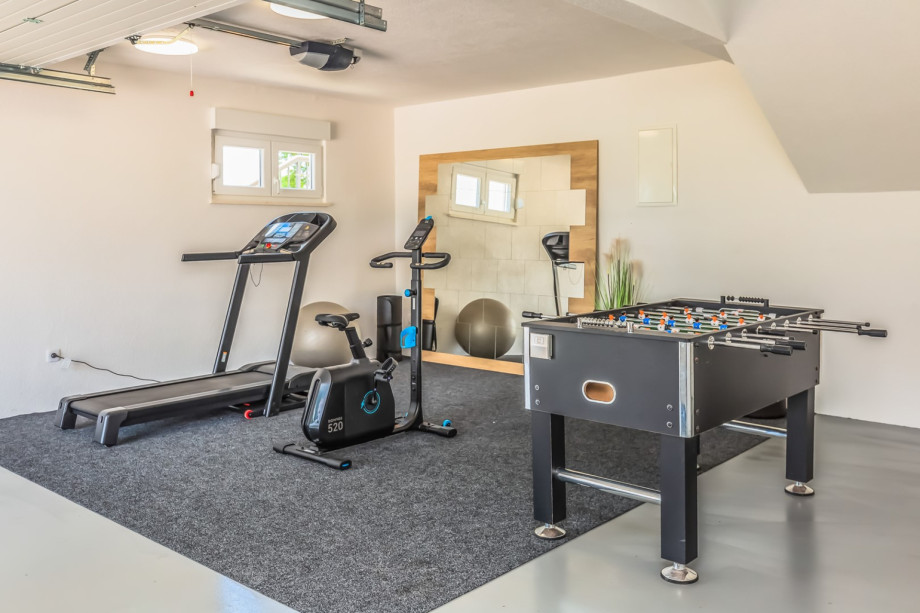 45sqm room with a Treadmill, en exercise bike, joga matts and a pilates ball