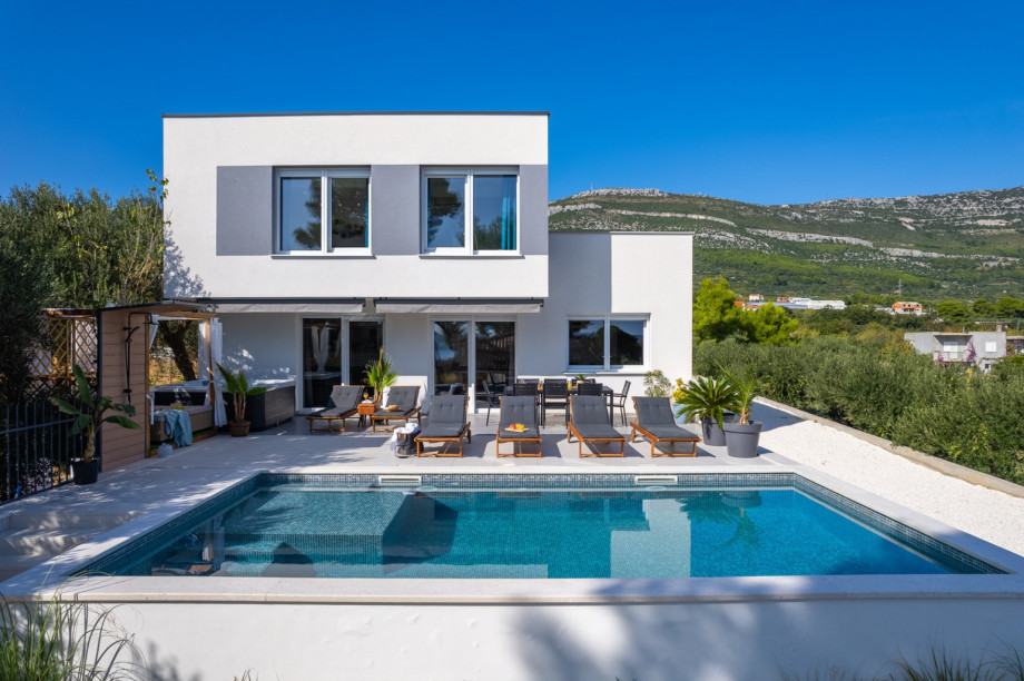 You have the opportunity to book an in-villa massage with our recommended professional masseuses