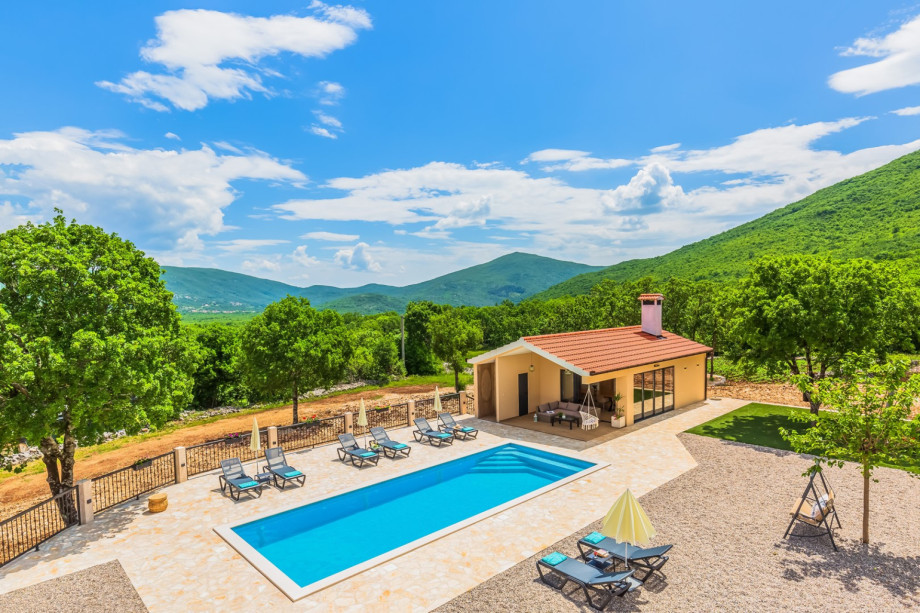 This hinterland area is quite chilly during the nights and you will see that this is just perfect for your comfortable stay